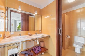 Een douche, een haardroger, handdoeken