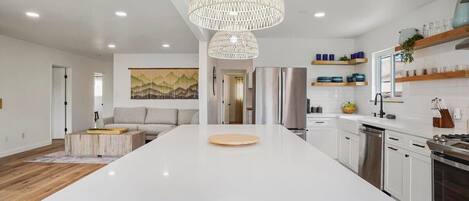 冰箱、微波炉、烤箱、炉灶