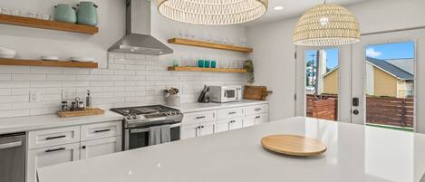 Réfrigérateur, four à micro-ondes, un four, surface de cuisson