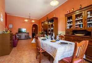 Dining - Holiday Home 'Villa Acquamarina' with Private Garden and Air Conditioning (Porto Cesareo)