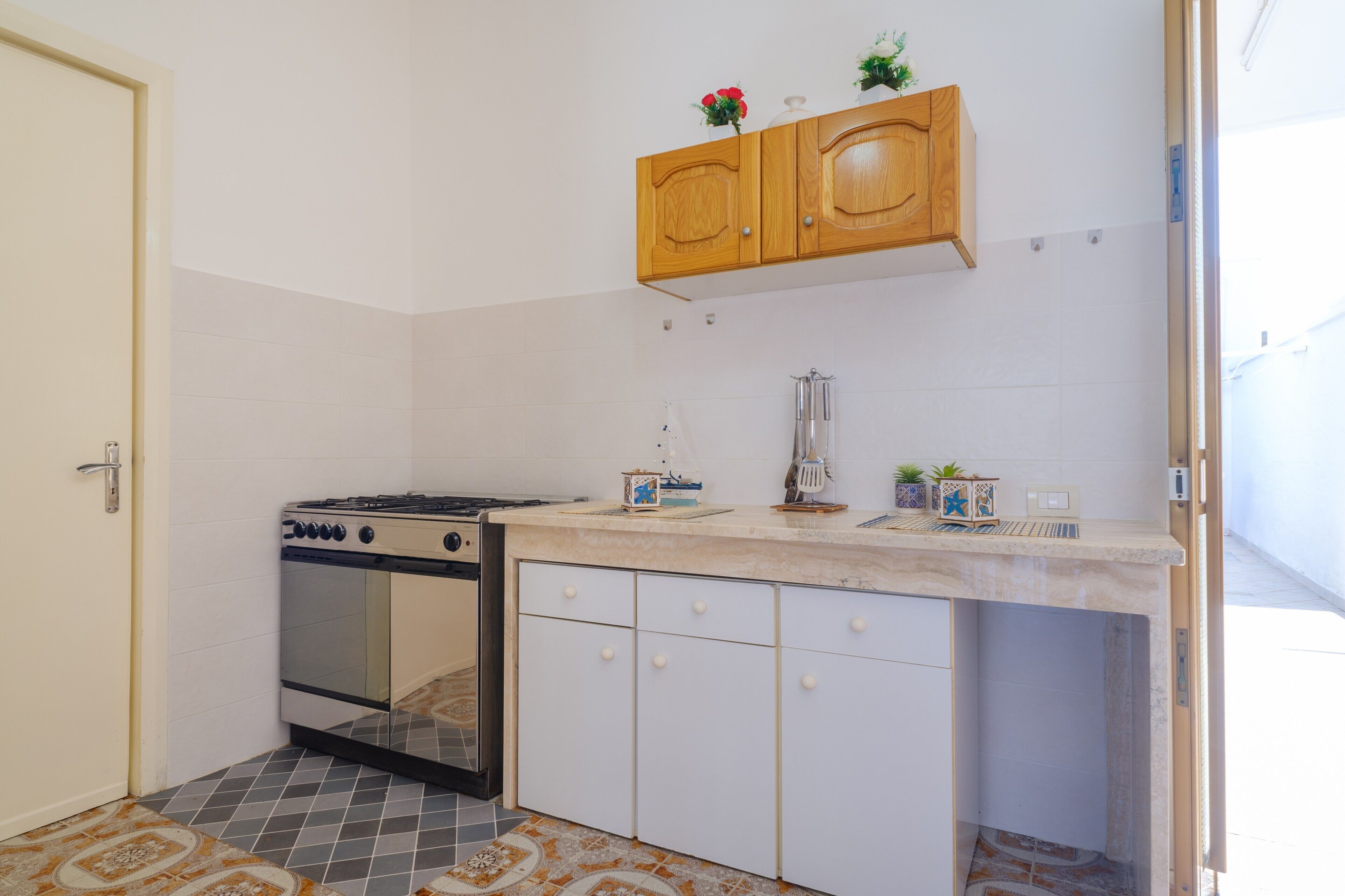 Refrigerador, placa de cocina, utensilios de cocina