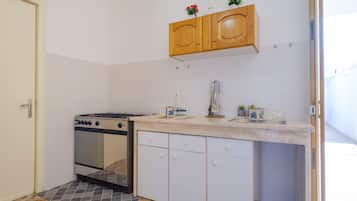 Refrigerador, placa de cocina, utensilios de cocina
