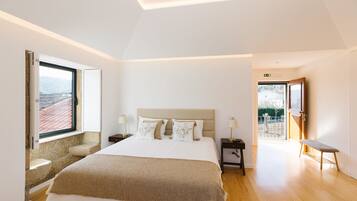 Studio Suite | Nôi (giường cho trẻ sơ sinh) miễn phí, giường gấp/giường phụ (phụ phí)