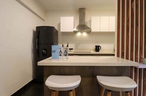 Kjøleskap, mikrobølgeovn, ovn og kokeplater