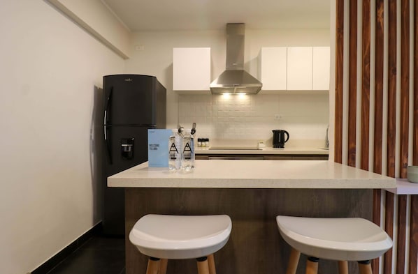 Geladeira, micro-ondas, fogão, cooktop