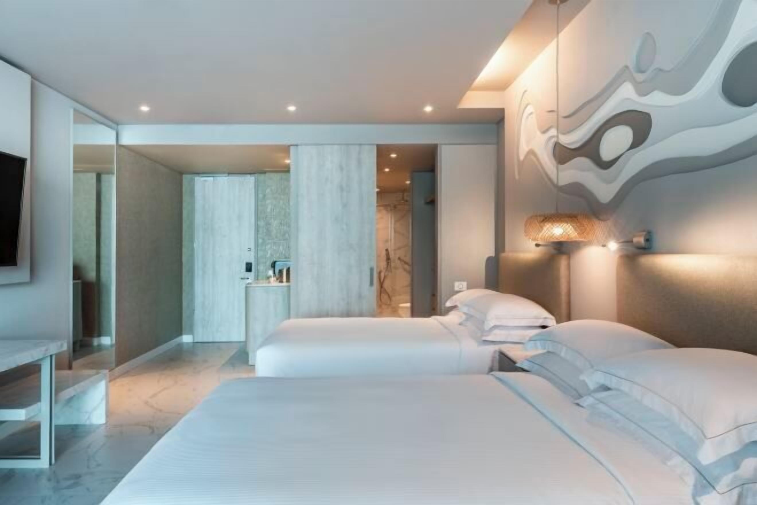 Pengeskab på værelset, skrivebord, mørklægningsgardiner, lydisolering