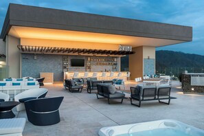 3 Bars/Lounges, 2 Poolbars