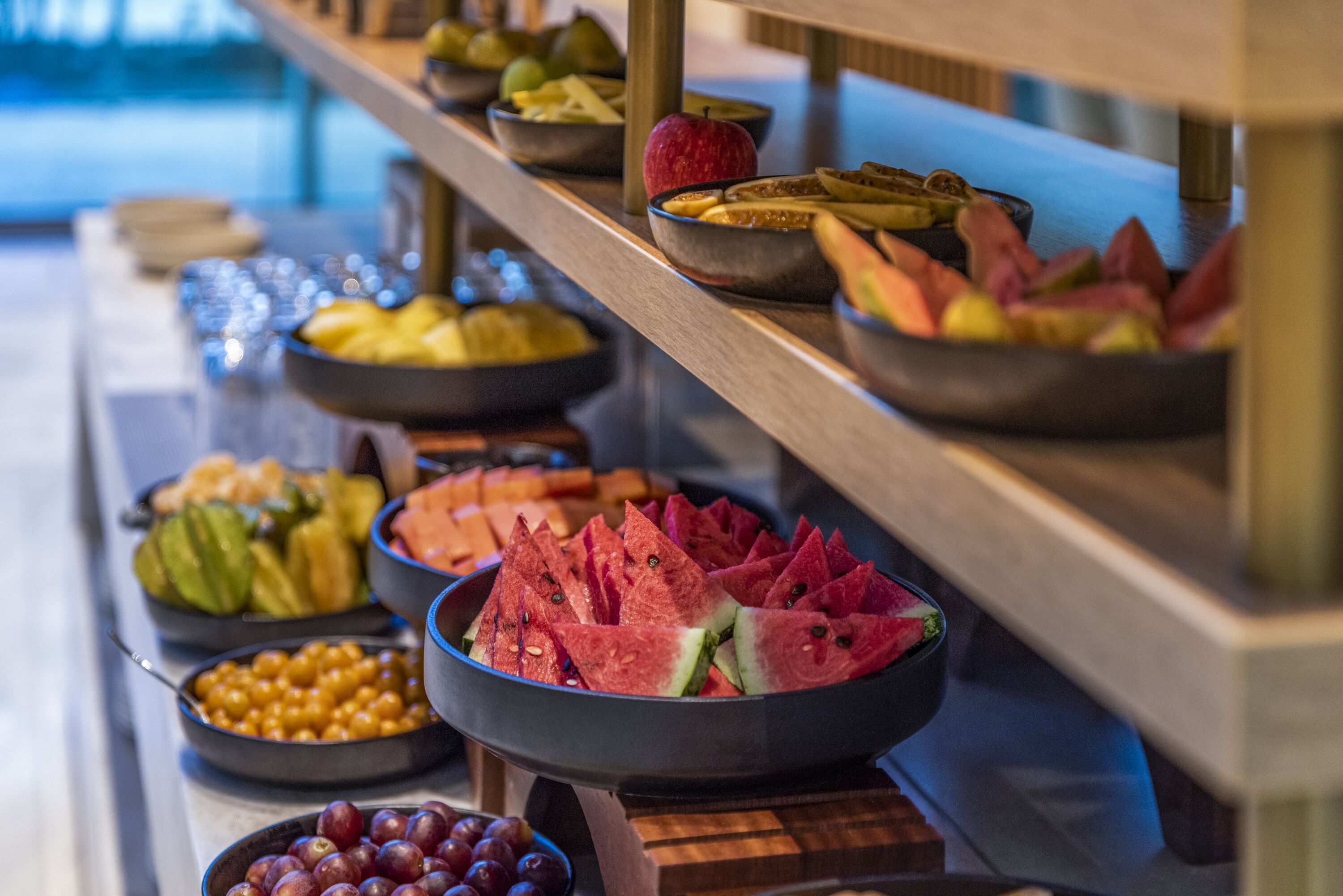 Un bufé con diversas frutas y verduras.