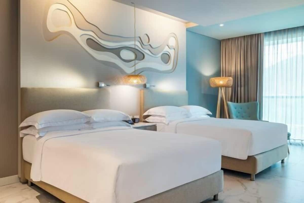 Coffre-fort, bureau, rideaux dâobscurcissement, systĂšme dâinsonorisation