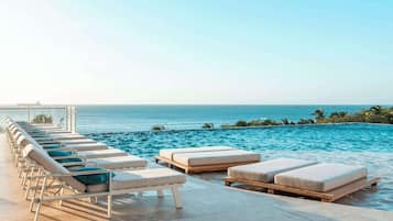 2 albercas al aire libre, camastros y salvavidas en la propiedad