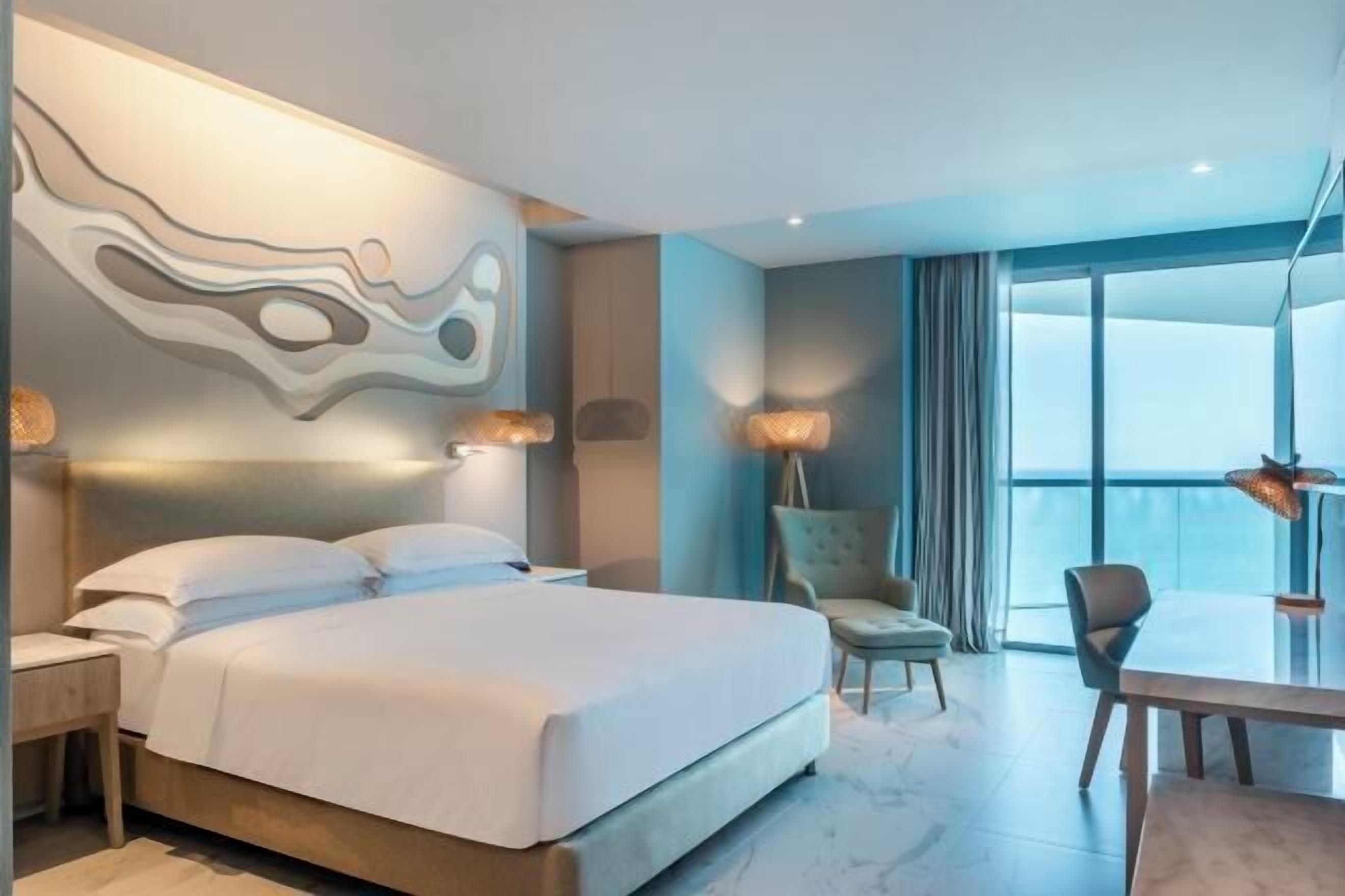 Pengeskab på værelset, skrivebord, mørklægningsgardiner, lydisolering