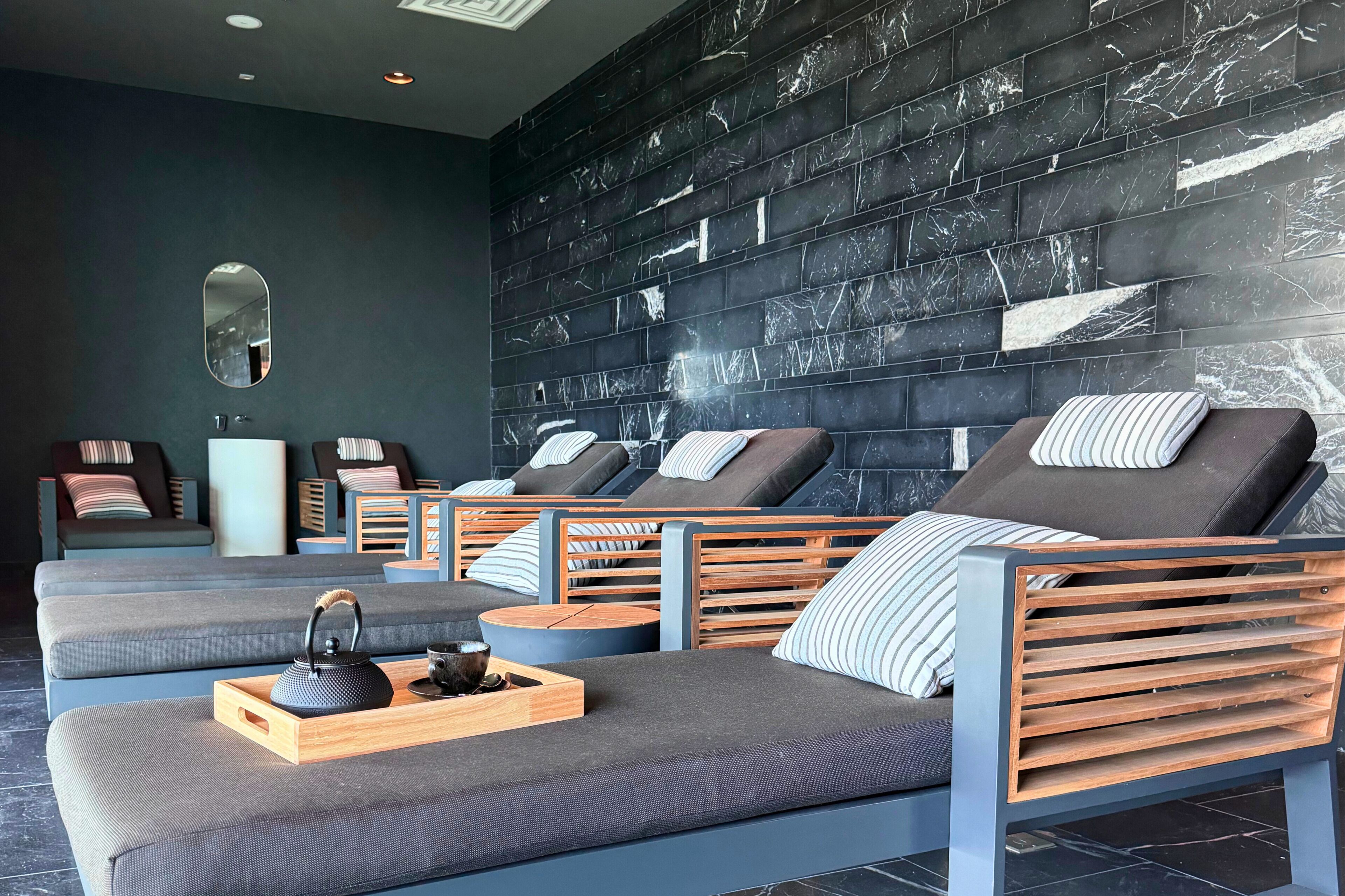 Een moderne loungehoek met diverse zitplaatsen, waaronder banken en stoelen, in een ruim opgezette indeling.
