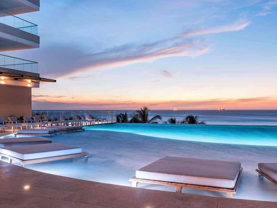 2 buitenzwembaden, ligstoelen bij het zwembad, badmeesters op locatie