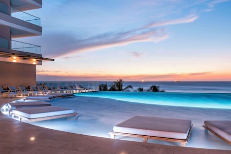 2 outdoor pools, pool loungers, lifeguards on site. Hilton Santa Marta