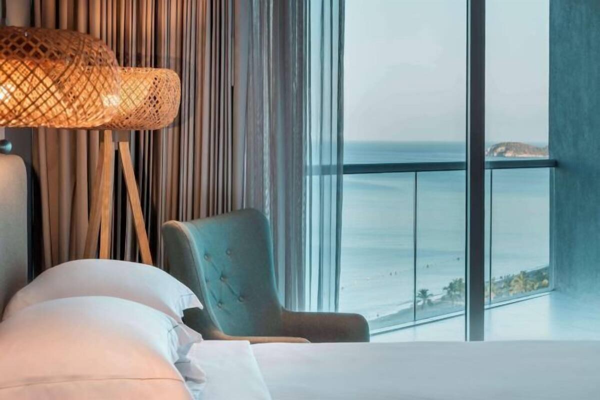 Coffre-fort, bureau, rideaux dâobscurcissement, systĂšme dâinsonorisation