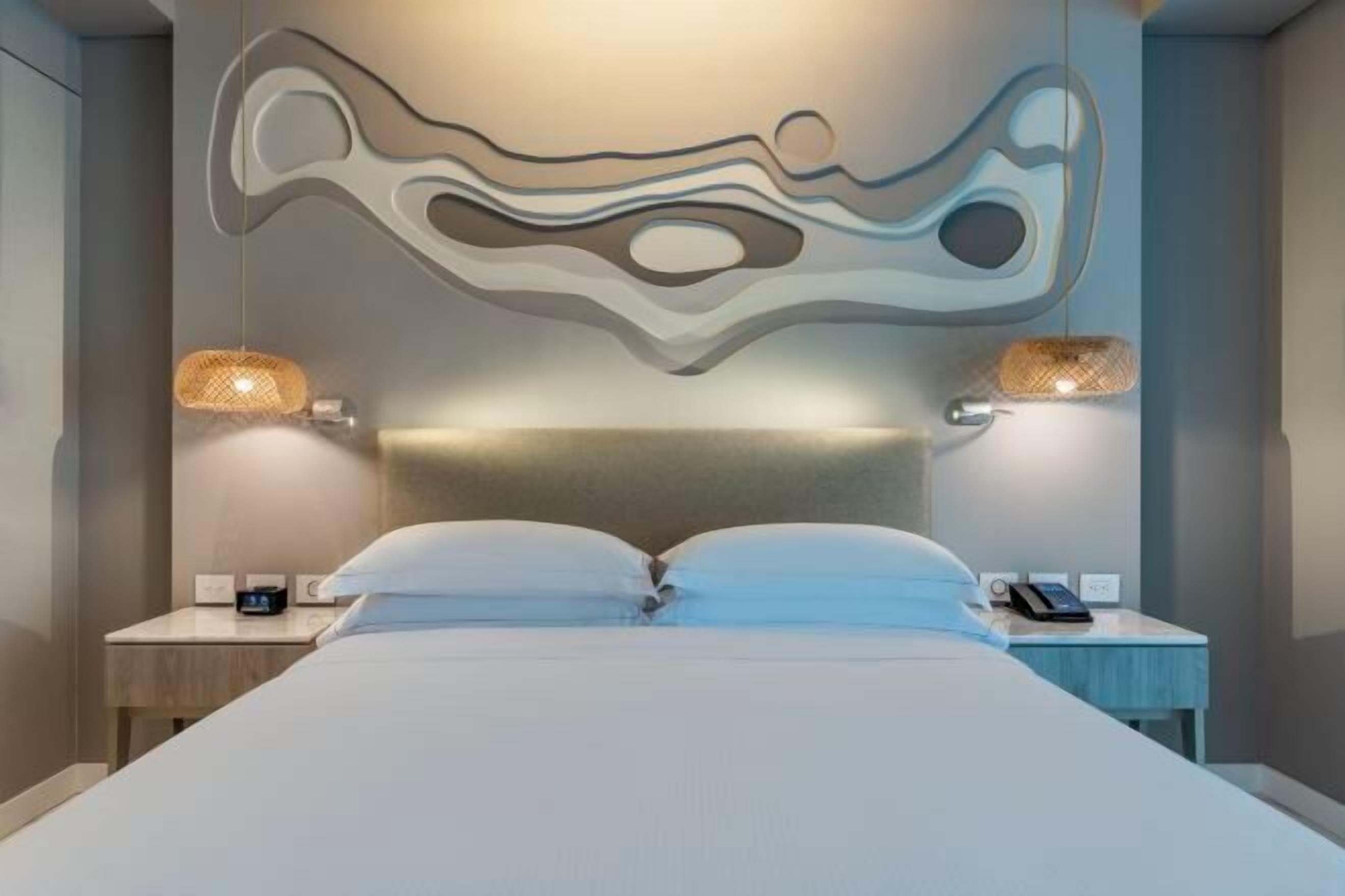 Coffre-fort, bureau, rideaux d’obscurcissement, système d’insonorisation