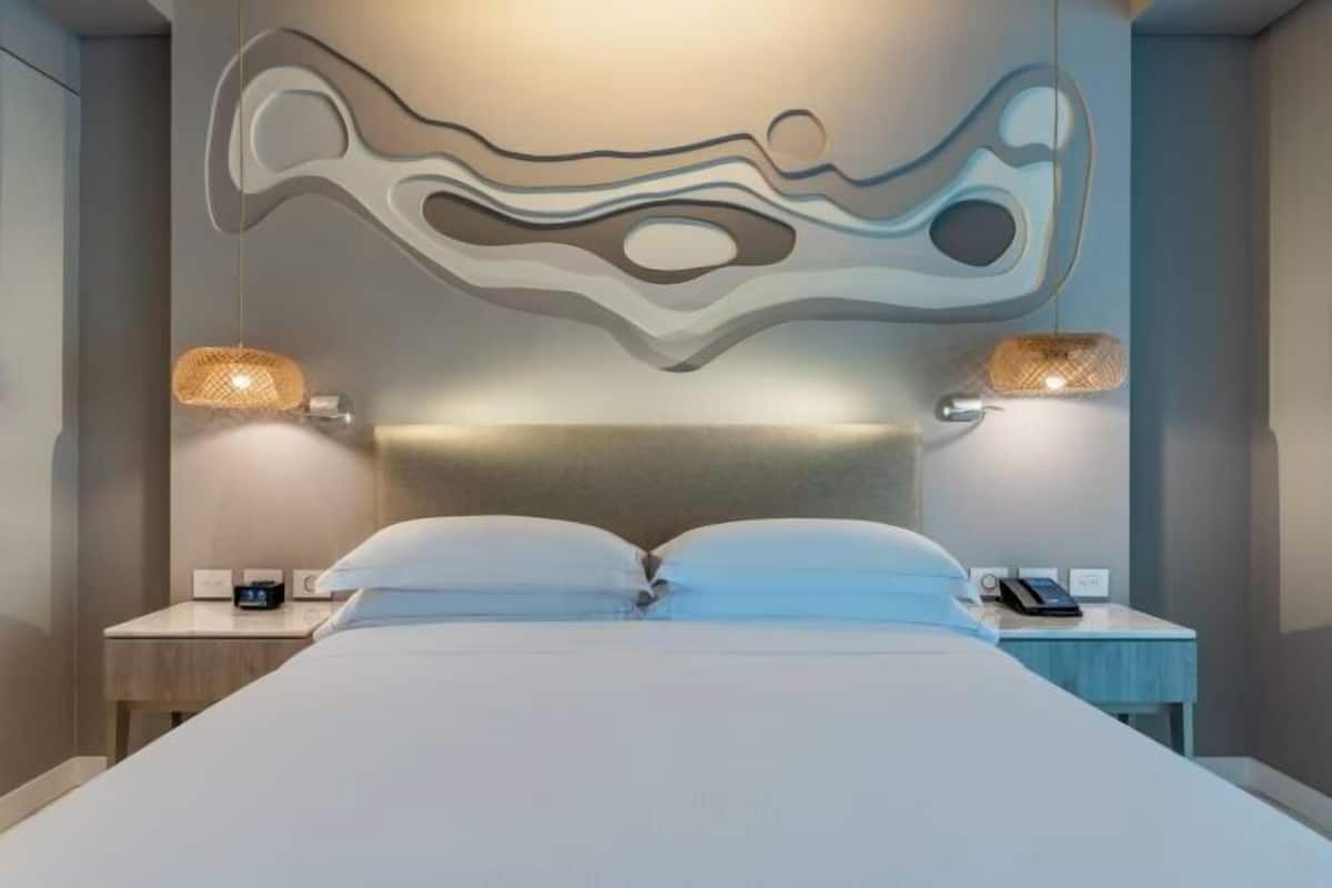 Coffre-fort, bureau, rideaux dâobscurcissement, systĂšme dâinsonorisation