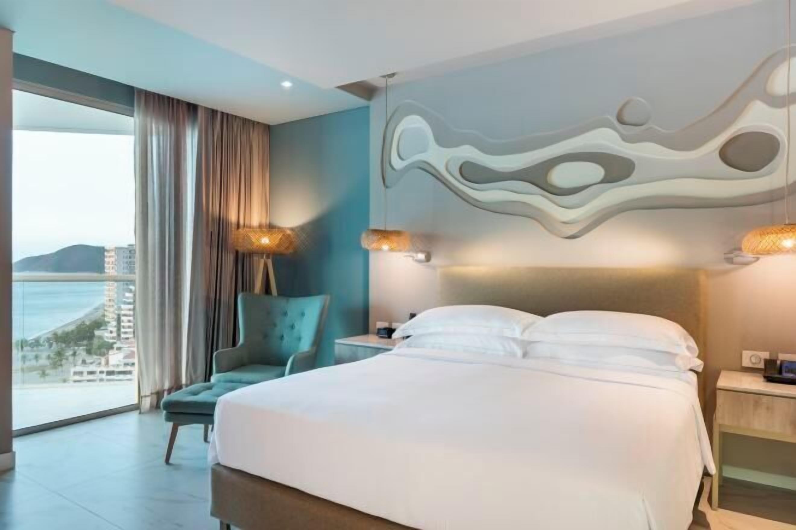 Coffre-fort, bureau, rideaux d’obscurcissement, système d’insonorisation