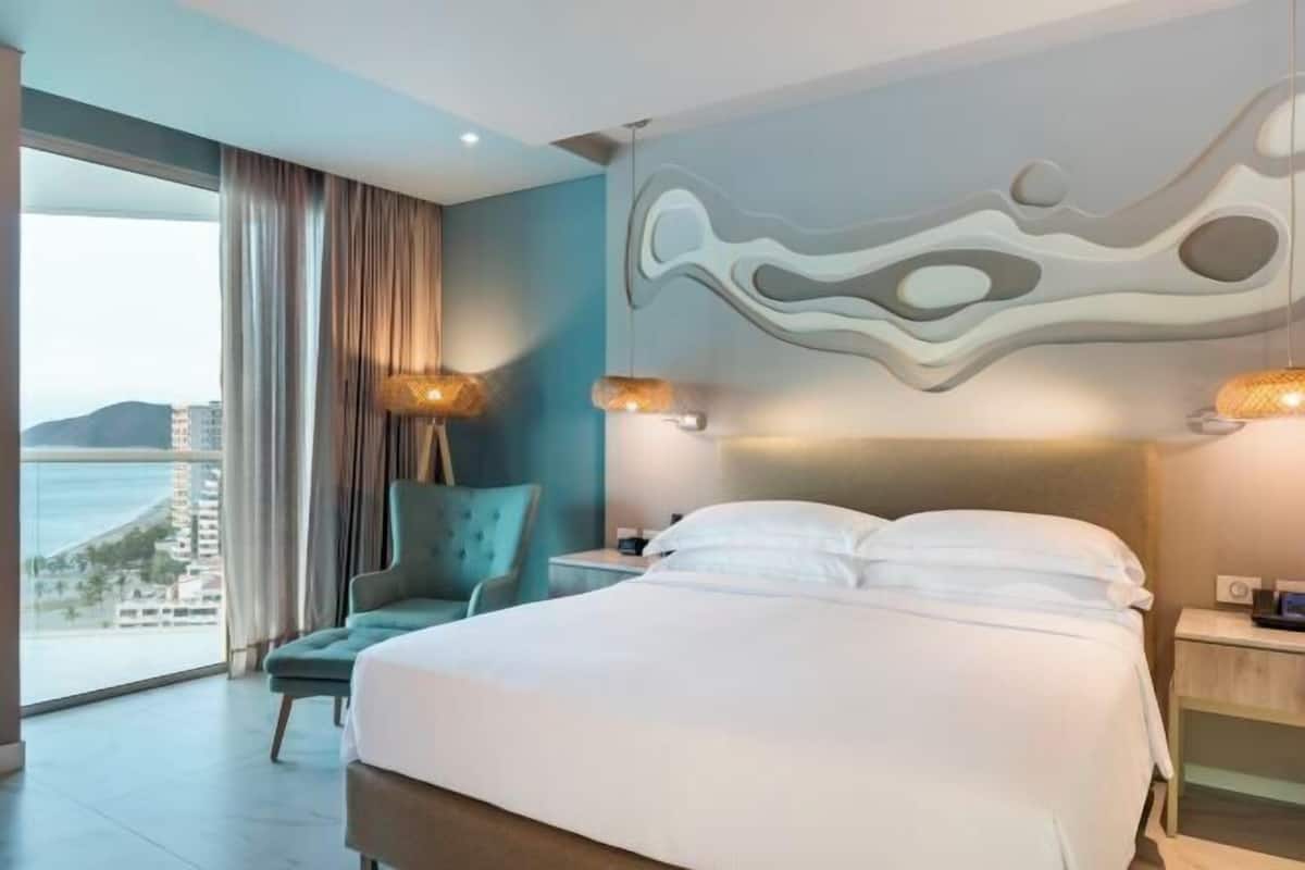 Coffre-fort, bureau, rideaux dâobscurcissement, systĂšme dâinsonorisation