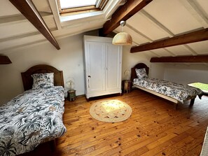 4 habitaciones, tabla de planchar con plancha y cuna de viaje
