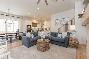 Smart-TV, Kamin, Bücher