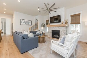 Smart-TV, Kamin, Bücher