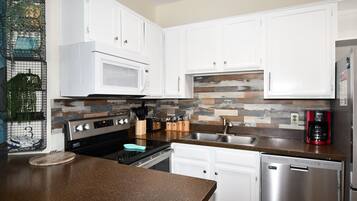 Een koelkast, een magnetron, een oven, een kookplaat