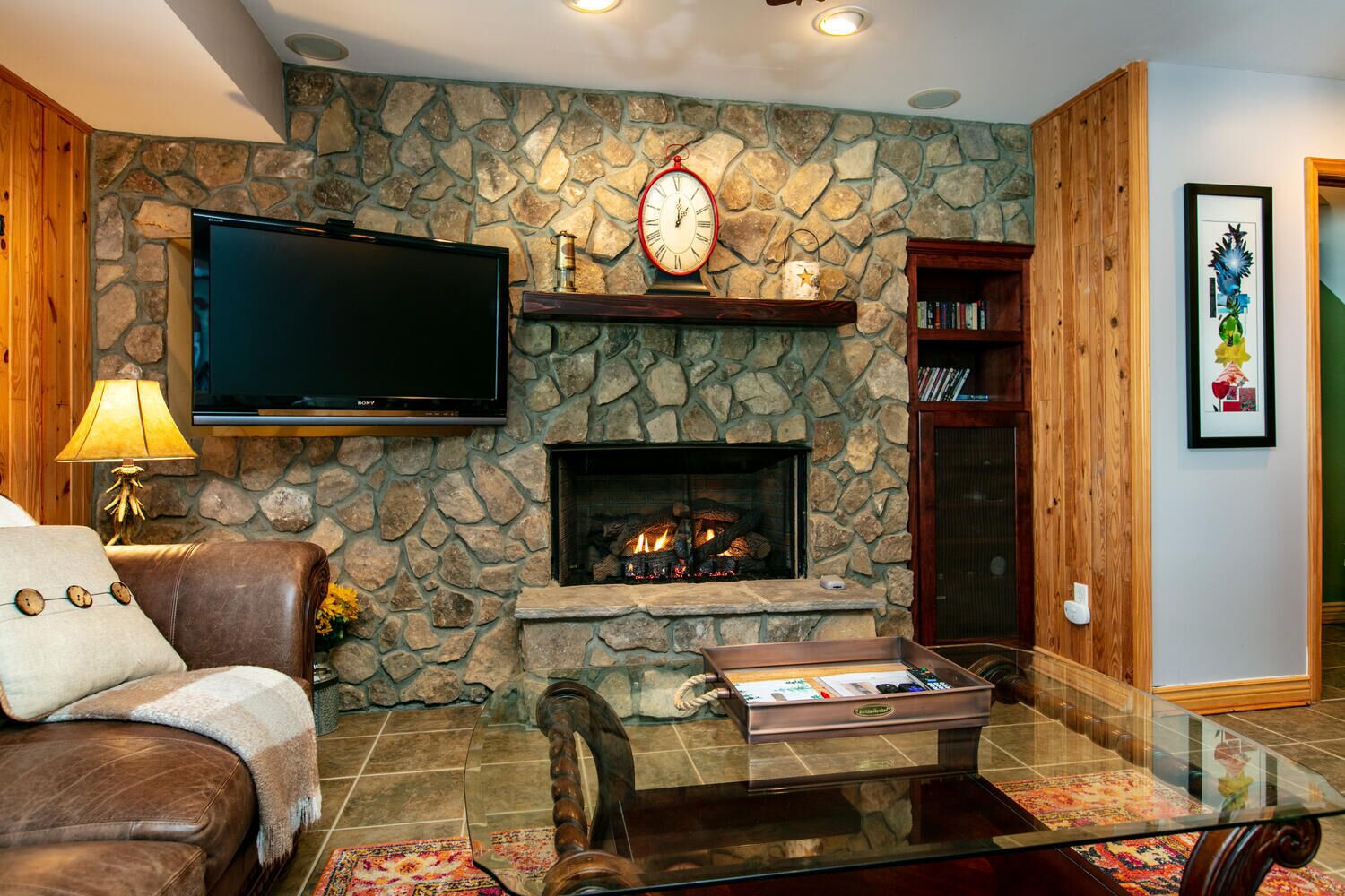 Smart TV, fireplace, DVD player, stereo