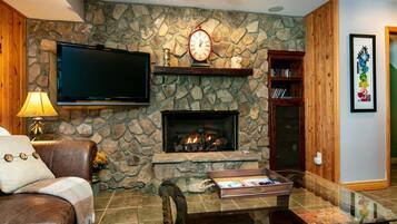 Smart TV, fireplace, DVD player, stereo