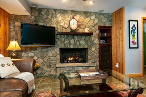 Smart TV, chimenea, reproductor de DVD y estéreo 