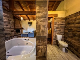 Cabaña superior | Baño | Ducha, toallas, jabón y champú