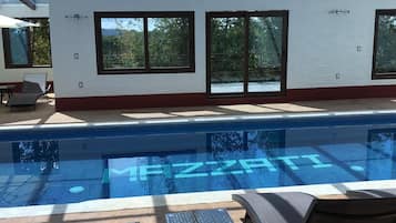 Una piscina techada, camas de piscina con cargo