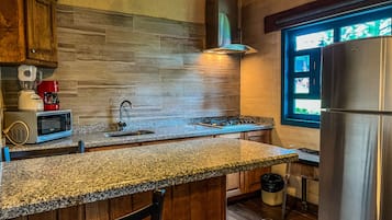 Superior huisje | Privékeuken | Een koelkast, een microgolfoven, een oven, een blender