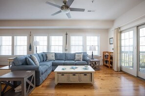 Télévision, lecteur de DVD, espaces bureaux