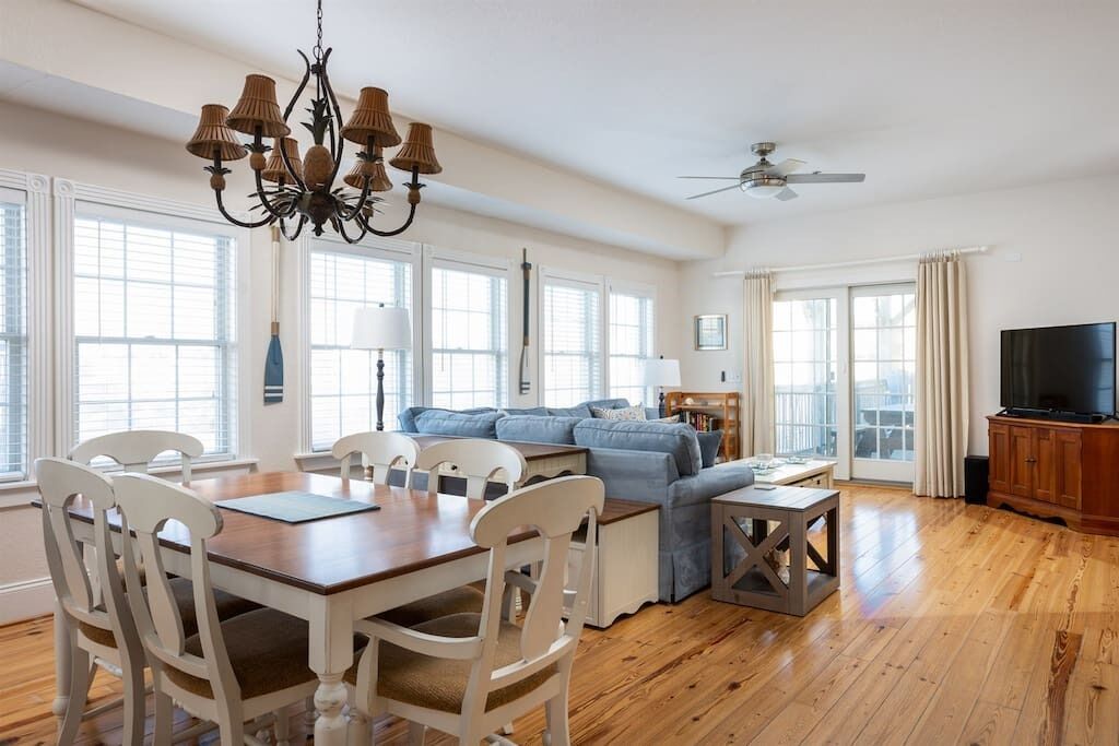 Téléviseur, lecteur de DVD, bureau