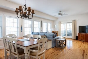 Télévision, lecteur de DVD, espaces bureaux