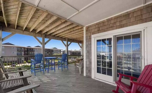 Steps to the Beach - Spacious Condo with Amenities