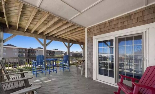 Steps to the Beach - Spacious Condo with Amenities
