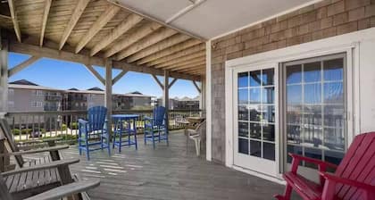 Steps to the Beach - Spacious Condo with Amenities