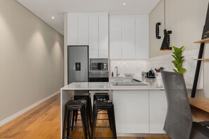 Frigorifero, microonde, forno, piano cottura