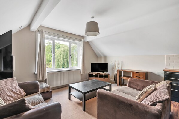 32-inch Smart TV with digital channels, TV