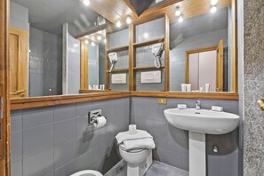 Family Apartment, Multiple Bedrooms, Mountainside (Sises Lodge - 27D Sestriere) | Bathroom