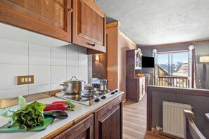 Kühlschrank, Mikrowelle, Herdplatte, Espressomaschine