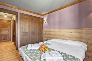 Familienapartment, Mehrere Schlafzimmer, Bergseite (Sises Lodge - 27D Sestriere) | 1 Schlafzimmer, kostenloses WLAN, Bettwäsche