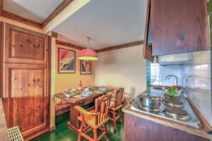 Kühlschrank, Mikrowelle, Herdplatte, Espressomaschine