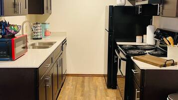 Fridge, oven, stovetop, dishwasher