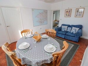 Fridge, dishwasher, electric kettle, toaster - Bay View Farmhouse (Haverfordwest)