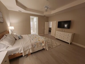 3 bedrooms, WiFi - Villages, 3bed- 2.5ba waterfrnt+ golf cart- all bedrooms have king beds! (Wildwood)