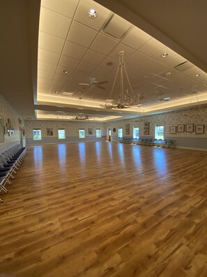 Banquet hall - Villages, 3bed- 2.5ba waterfrnt+ golf cart- all bedrooms have king beds! (Wildwood)