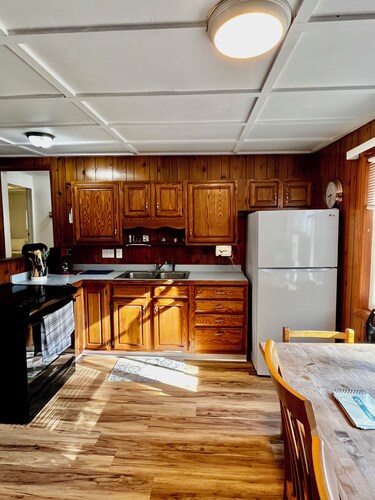 Lakefront year round home, gorgeous views, central location